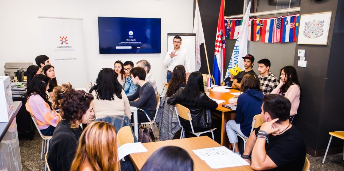 379666365_1289219975100565_830392639644021382_n